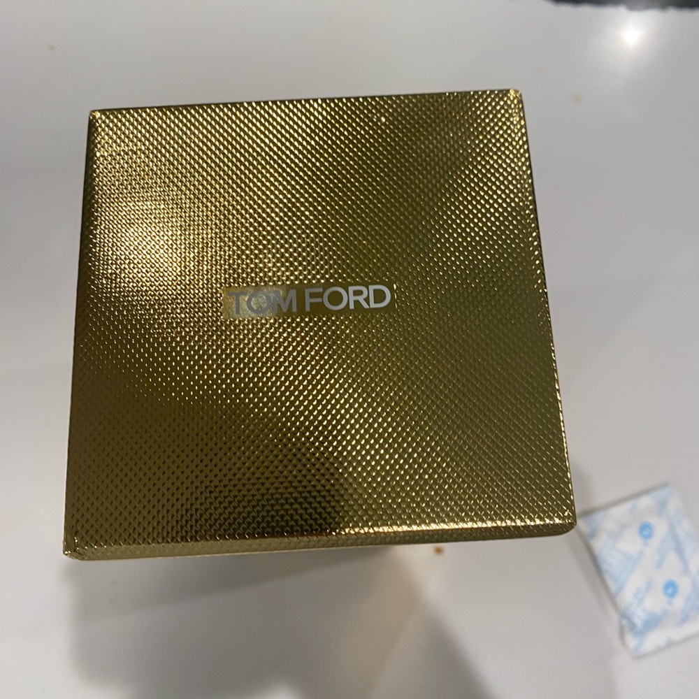 Tom Ford hold perfume box